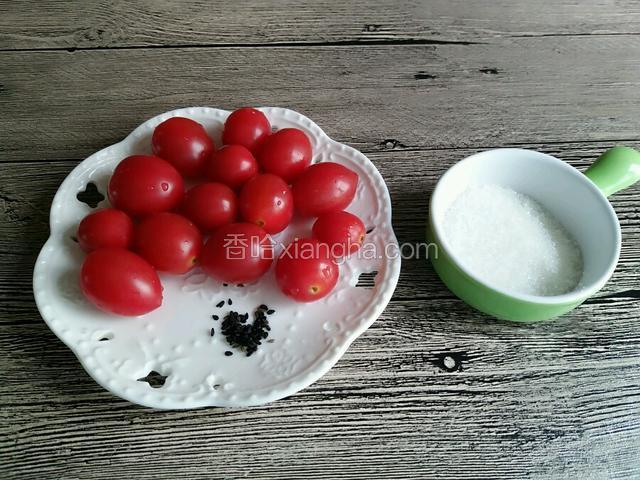 准备材料：圣女果洗净