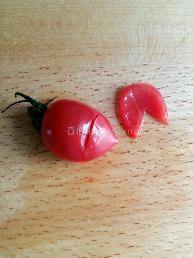再在圣女果的上部斜切一小刀，不要切通