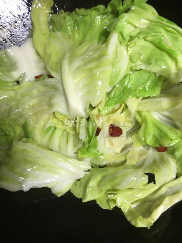 卷心菜入锅翻炒；