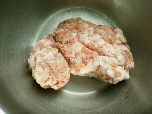 猪肉剁成肉糜