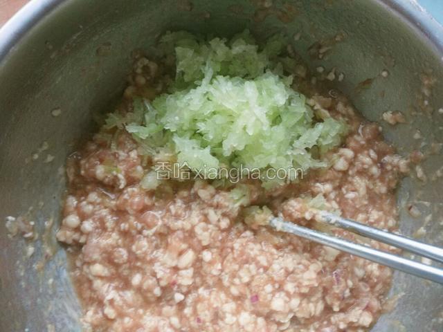 肉馅中加料酒，耗油，味极鲜，盐，胡椒粉，葱姜碎顺时针搅拌均匀，加入剁碎的西瓜皮搅拌均匀
