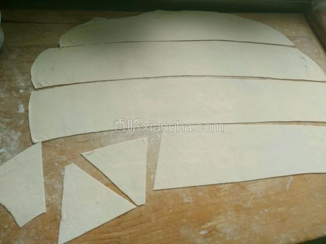 面粉和成光滑的面团，醒20分钟，擀成薄片，切成梯形面皮