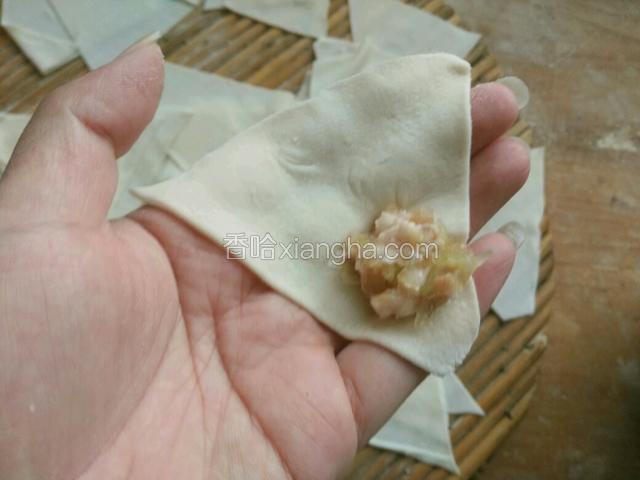 肉馅放在梯形面皮短的一边，卷起