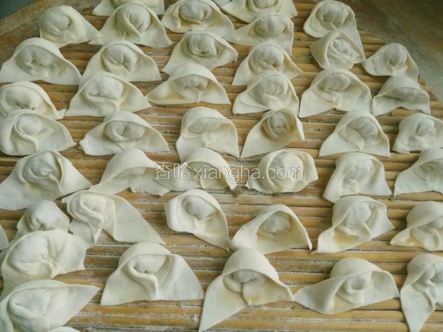 依次包好馄饨，锅内烧开水，馄饨下锅煮熟