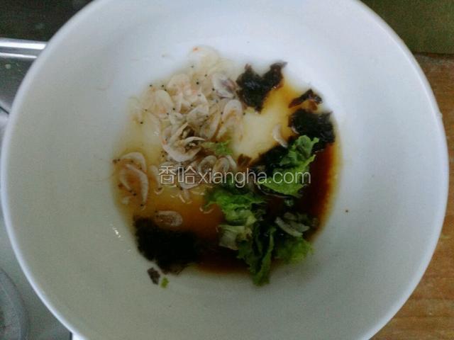 碗内加紫菜，虾皮，香菜，味极鲜，少许盐，胡椒粉，喜欢吃酸的加点醋 ，