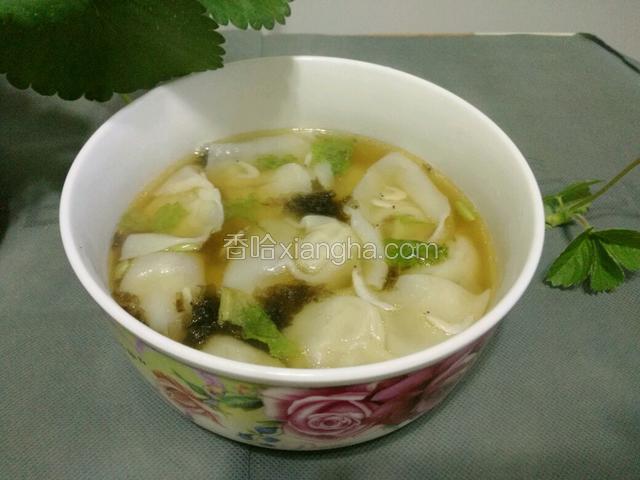 煮好的馄饨盛入碗中，美美的开吃吧。