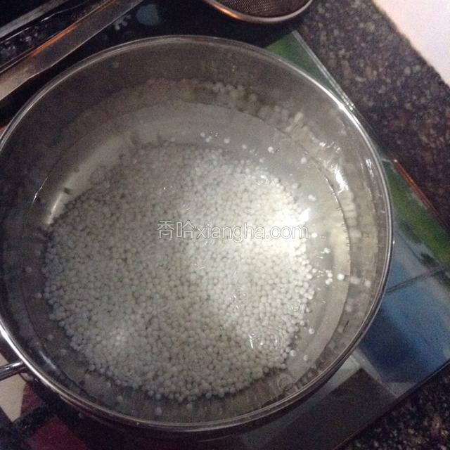 锅中注入开水烧开，下入西米盖上锅盖煮十五分钟，然后关火焖五分钟。