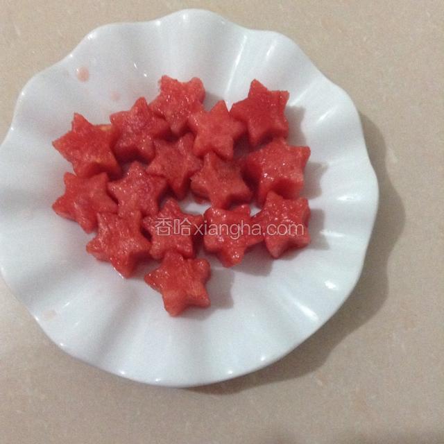 西瓜用蔬果模具刻出五角星的图案。