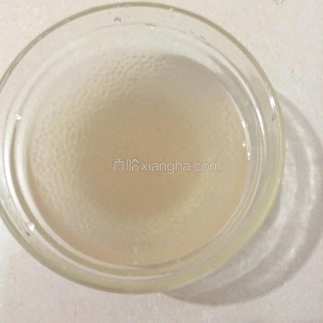 将控干水的西米放入装有冷开水的碗中冷却。