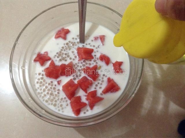加少许蜂蜜搅匀即可开吃。