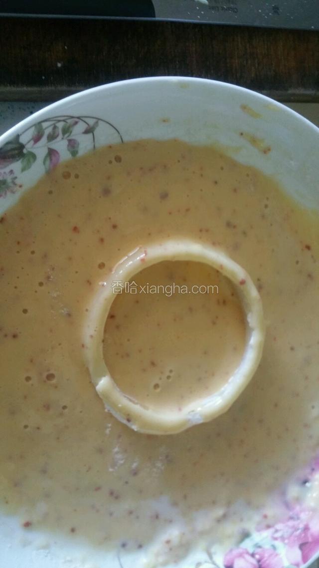 剩余面粉加入少许盐，一个鸡蛋，适量牛奶拌匀成稀面糊，将洋葱圈均匀沾满面糊