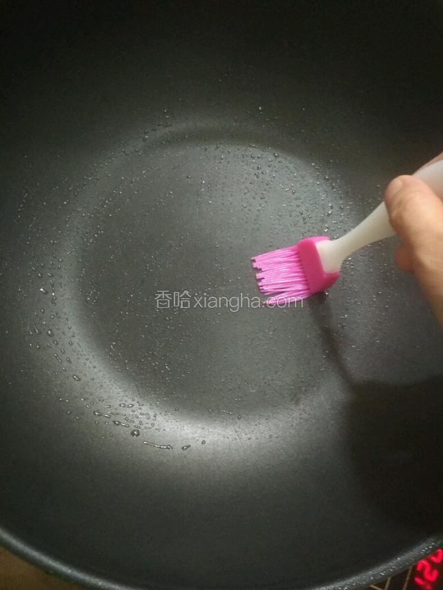 用平底锅加热刷上一点油