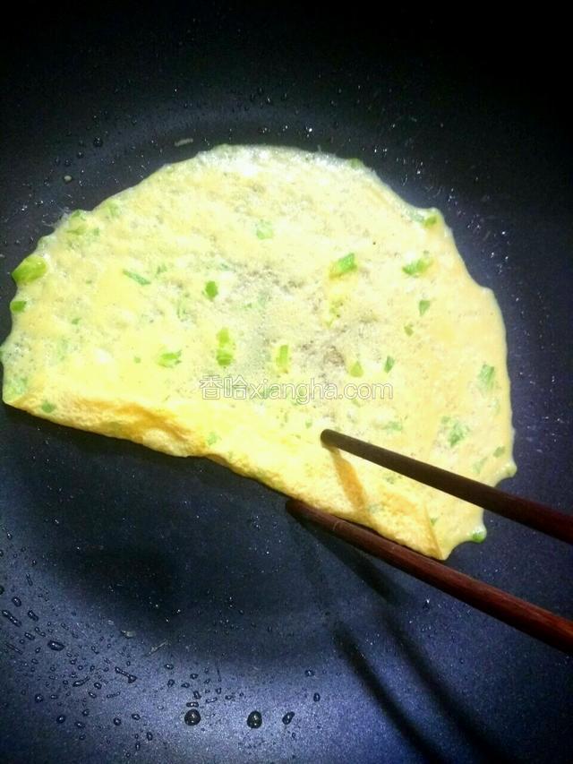鸡蛋凝固了用筷子卷起来