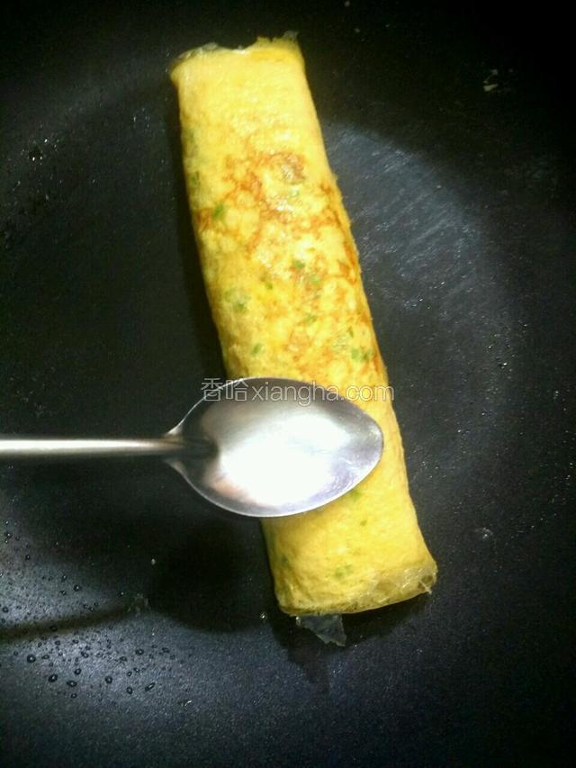 重复这样的动作，依次做完，再用勺子煎压一下