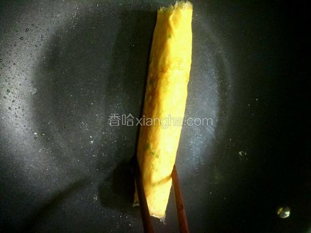 再把边边也煎一下，因为我家宝贝爱吃比较老的