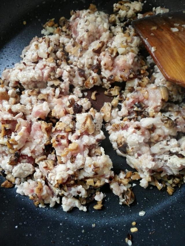 再把肉末也一起放锅里一起翻炒。