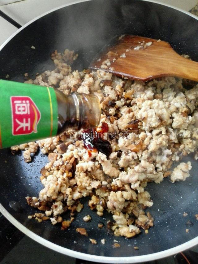 差不多熟时，放适量盐、蚝油、胡椒粉一起再炒数秒。