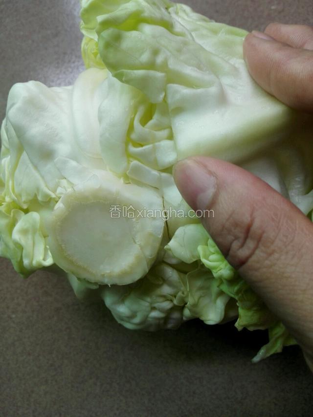 卷心菜从头的部分，一片片慢慢剥开。