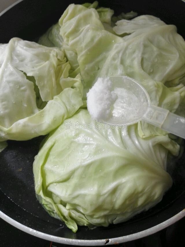 水开后把卷心菜放锅里焯水，放少许盐，保持卷心菜的脆绿。