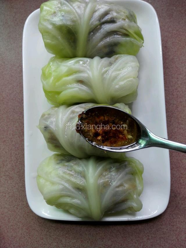 全部卷好后，淋上适量芝麻辣椒油，这样吃起来就很香了哦。