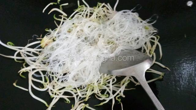 再入米粉，米粉是事先泡热水好的，大概泡五分钟就可以