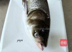砂锅鱼头汤的做法图解1