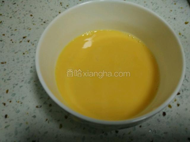 鸡蛋加入一点温水打碎