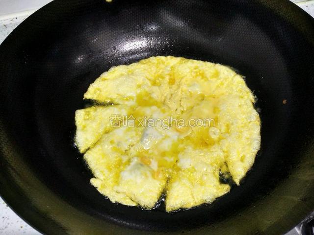 锅里面加适量油烧热，放鸡蛋炕成型划成小块
