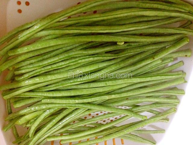 豇豆去掉两头，掐成段洗净后放清水中浸泡十分钟左右，控干水分备用