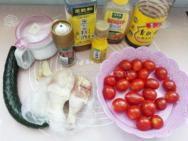 准备调味料和鸡腿，洗净圣女果和黄瓜。