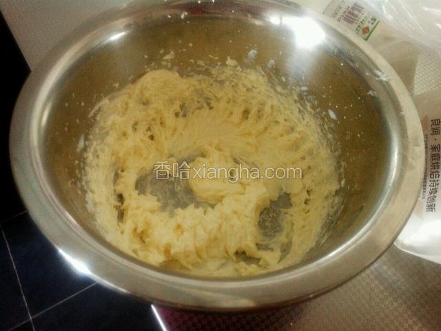 黄油室温软化，加白糖，糖粉，盐，打发至乳白，加牛奶打至均匀