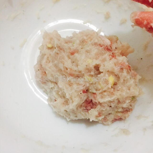 把抓匀的鱼肉用手抓起来向同一方向用力甩，直到甩在碗里发出“啪啪”的声音。