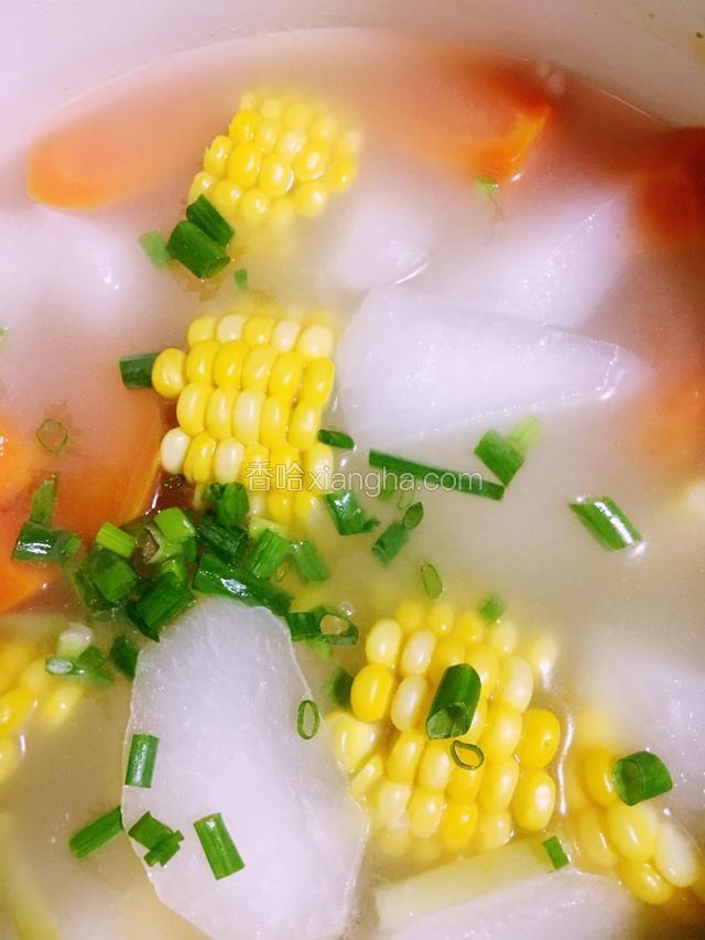 加入盐和鸡精调味，关火撒葱花
