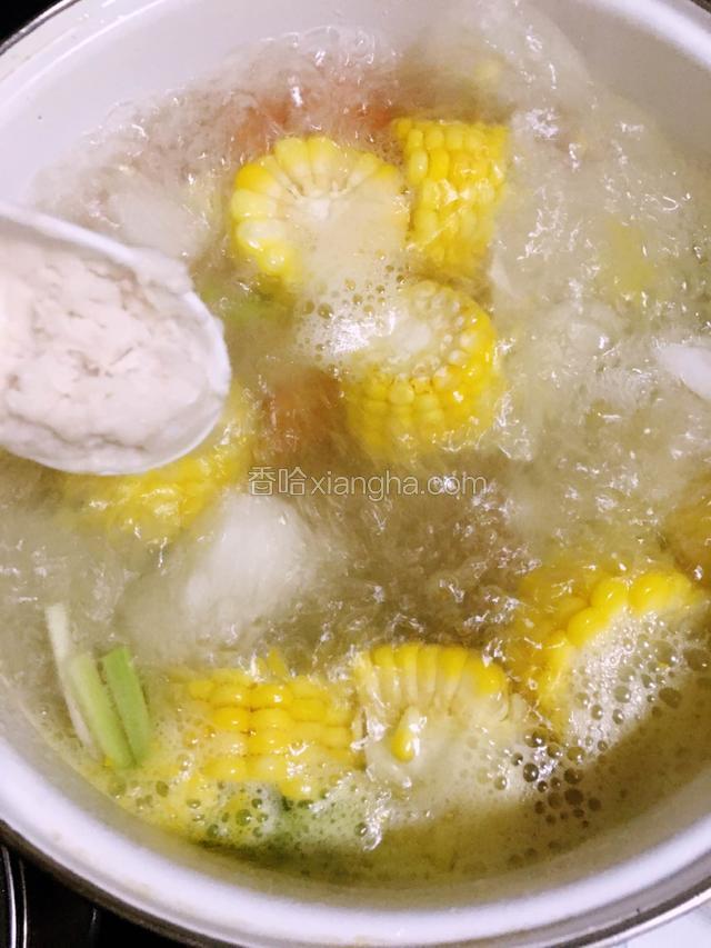 大火烧开加入少许猪油在炖15分钟