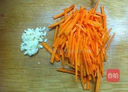 红萝卜炒绿豆芽的做法图解2