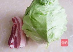 手撕卷心菜炒五花肉的做法图解1