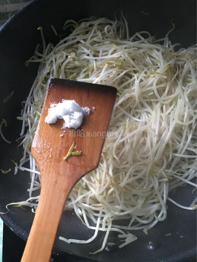 加入适量盐，大火快速翻炒