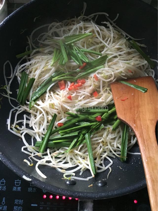 然后把韭菜和红辣椒末放进去