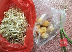 绿豆芽炒炸豆腐的做法图解1