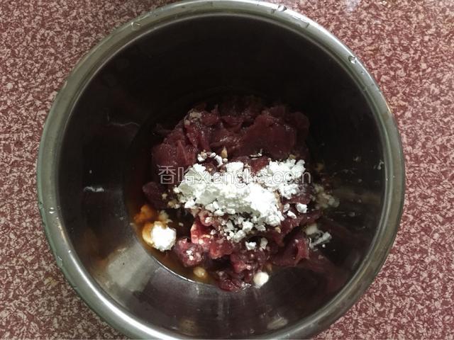 牛肉洗净切成薄片后用一汤匙料酒、一汤匙生抽、一汤匙淀粉抓匀腌制10分钟