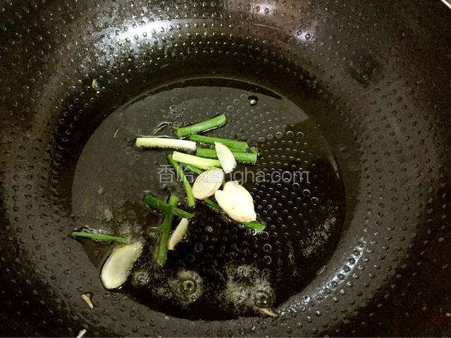 锅中倒入适量的油烧热后放入葱姜爆香