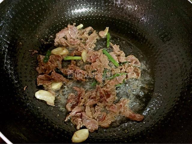 放入牛肉翻炒至变色变白
