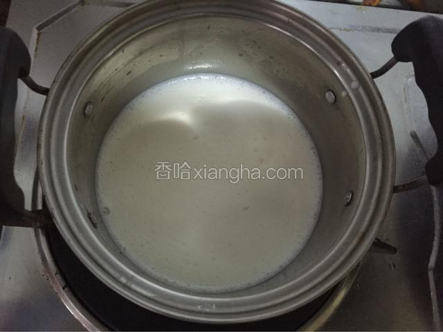 牛奶倒入锅中加入30克白糖小火煮至白糖溶化即可，晾凉备用