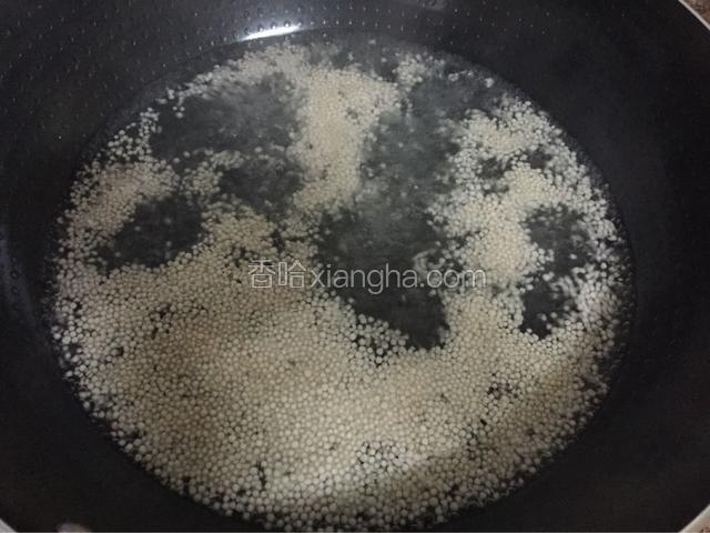 锅中倒入适量的清水烧开后慢慢画圈倒入西米，大火煮10-15分钟，