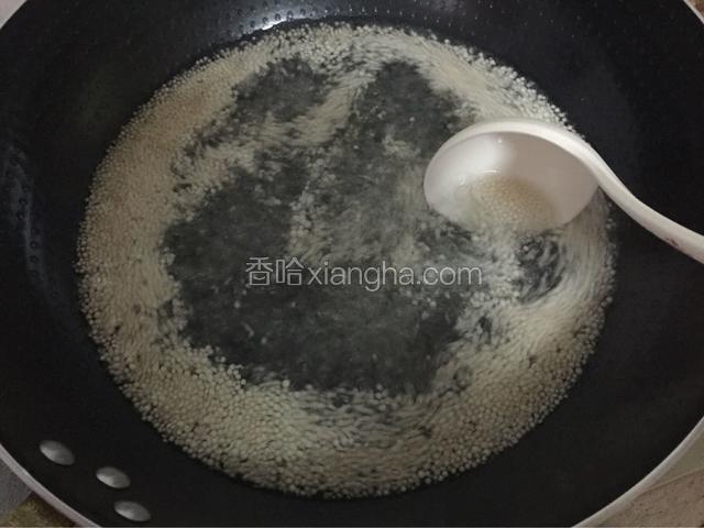 其间要不断用勺子来回搅动，免得糊底。