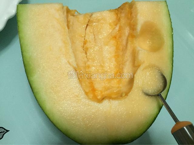 哈密瓜去籽后用水果勺子勺出哈密瓜球状