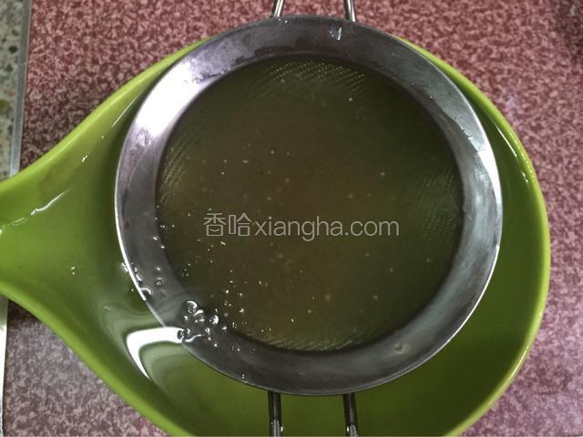 西米捞出沥干水分后放入冷水中浸泡10分钟，然后再过一下凉水后沥干水分