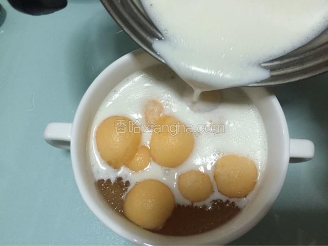 倒入适量的牛奶，搅拌均匀即可食用