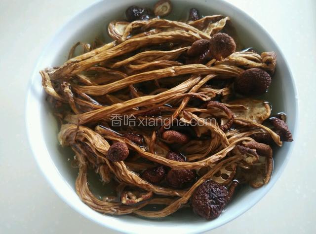 干茶树菇冷水浸泡两个小时以上。