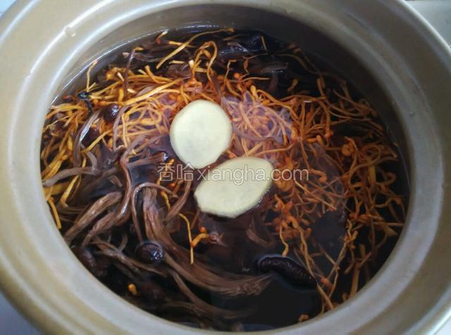 把鸡腿，虫草花，茶树菇，生姜片都放进去。